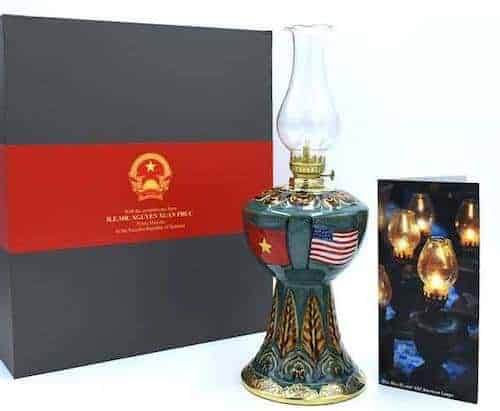 Thủ tướng Nguyễn Xuân Phúc tặng đèn dầu Bát Tràng cho Tổng thống Mỹ